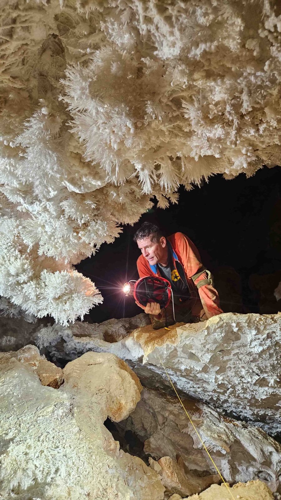 De magnifiques cristaux dans cette grotte magique (1)