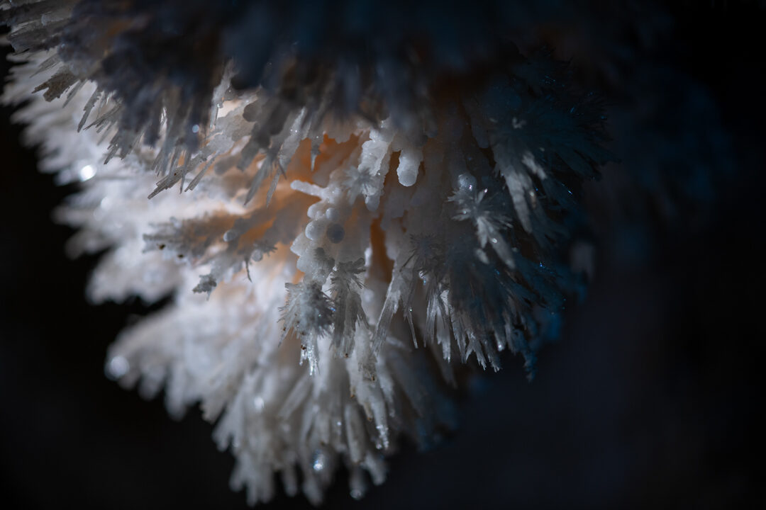 De magnifiques cristaux dans cette grotte magique (4)