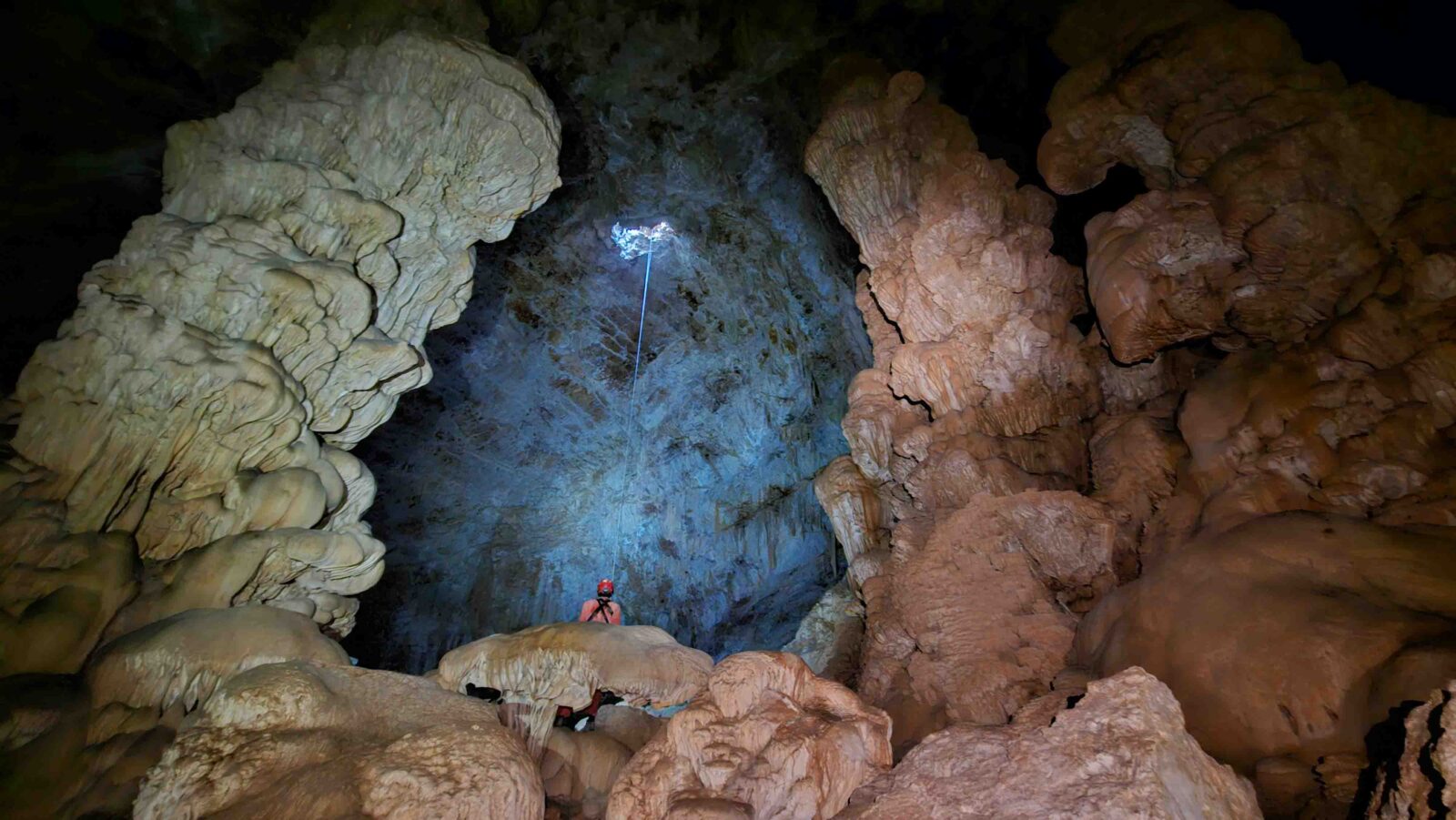 Diverses photos nous aidant à comprendre l'immensité de la salle (2)