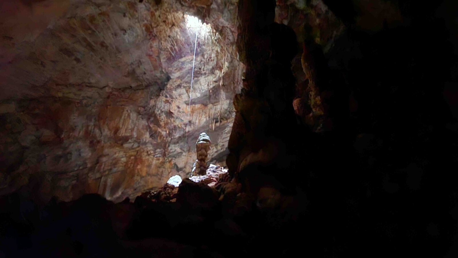 Diverses photos nous aidant à comprendre l'immensité de la salle (3)