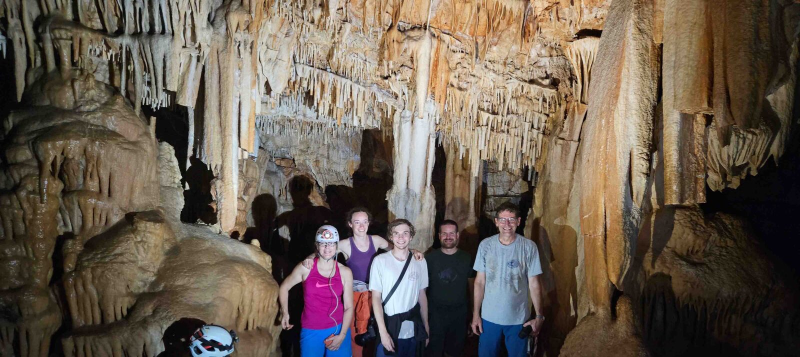 L'équipe, équipée pour la spéléologie en Espagne