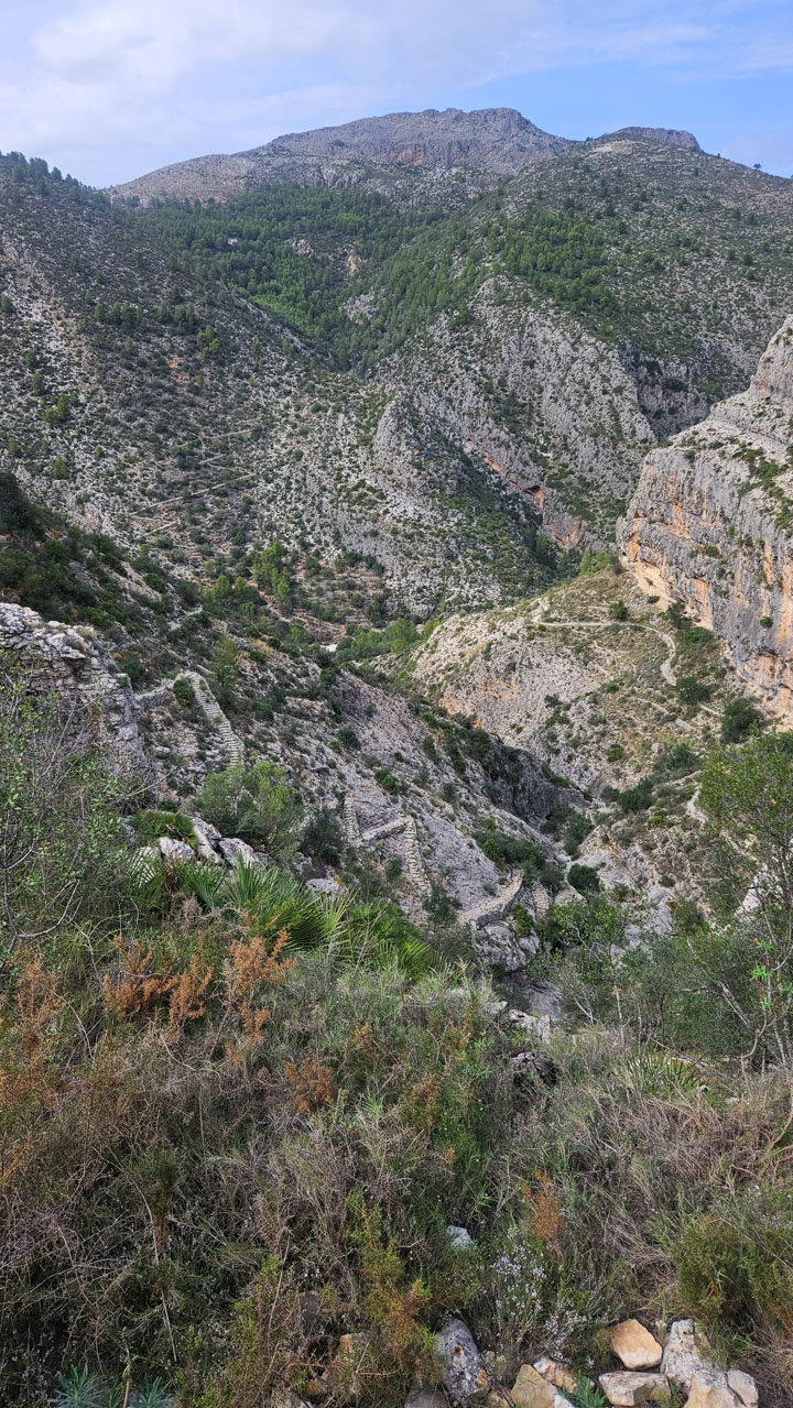 Magnifique sentier de pierres descendant vers le lit (asséché) de la rivière