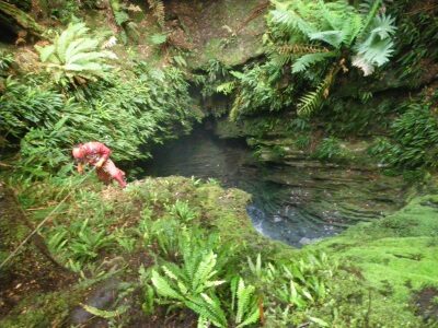 Ken descend dans Cauldron pot