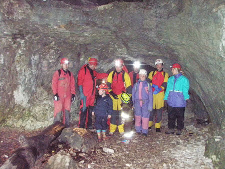 Le groupe à l'entrée de la grotte