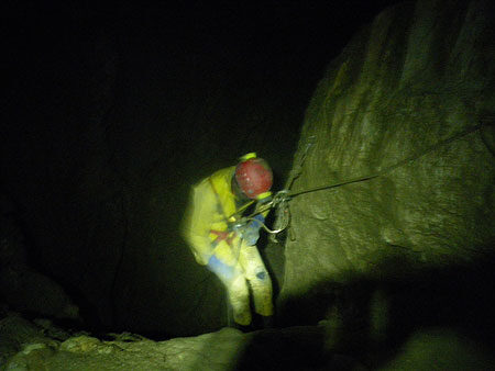 Vivien tente la descente sur une 12mm (photo: Laure)