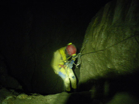 Vivien tente la descente sur une 12mm (photo: Laure)