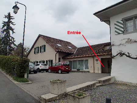 Entrée du local, au sous-sol du bâtiment.